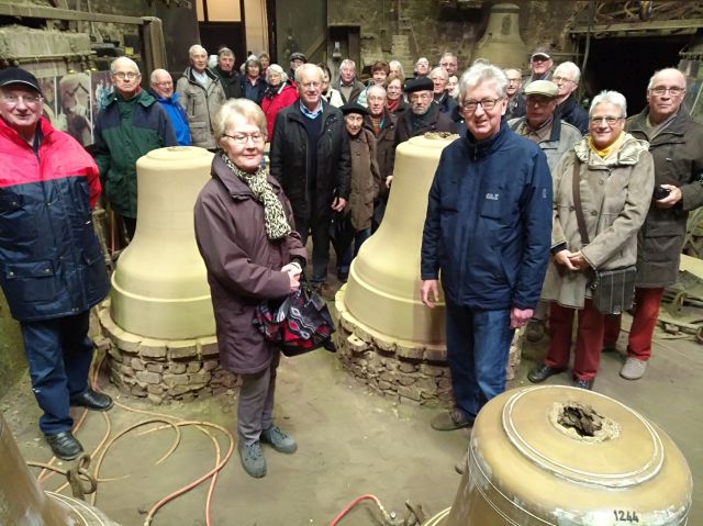 Beim Anblick der vielen Glockenentwürfe in der Glockengrube erinnerte ein Teilnehmer spontan und treffend an das Glockengedicht von Fr. Schiller: "Festgemauert in der Erde steht die Form aus Lehm gebrannt, heute muss die Glocke werden..."